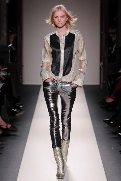 Look 16
